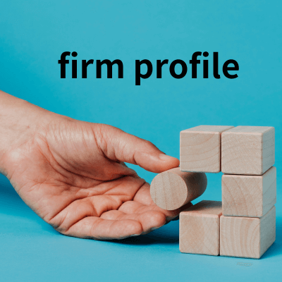 青い背景に「firm profile」と書かれた文字と、木製のブロックを組み立てている手の画像。事務所がお客様の組織構築を支援し、未来を共に築くことを表現。